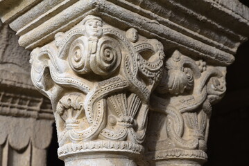 Chapiteau du cloître de la cathédrale Notre-Dame-de-Nazareth à Vaison-la-Romaine. France