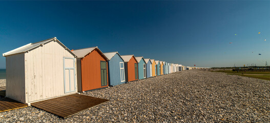 Cabanes en bois sur plage de galets typique du nord à Cayeux-sur-Mer, Somme, France