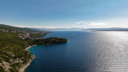 Fototapeta premium Aerial drone view of Kacjak peninsula near Crikvenica and Dramalj, with turquoise Adriatic Sea, beaches, and stunning green-blue coastal landscape.