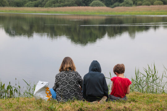 famille monoparentale devant un &eacute;tang, m&egrave;re seule avec ses deux enfants, divorce, s&eacute;paration