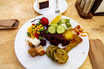 Delicious roasted vegetables served on a white plate, showing rich colors and texture. A healthy homemade dish full of natural flavor and freshness, ideal for themes of vegetarian cuisine, healthy lif