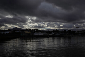 Naklejka premium Water scene is dark and gloomy