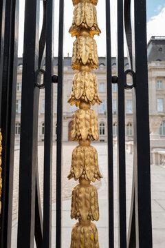 Detalle dorado ornamental de una verja