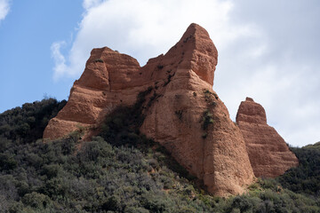 Fototapeta premium Majestic Red Rock Formations and Vegetation