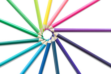 Buntstifte im Kreis angeordnet. Geeignet f&uuml;r Gru&szlig;karten zur Schulinf&uuml;hrung.