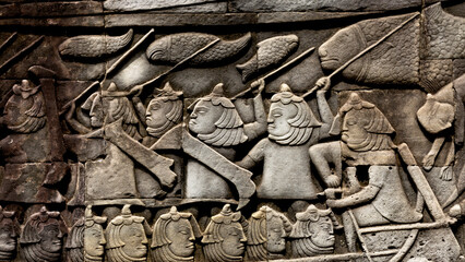 pescadores en el bote con sus armas