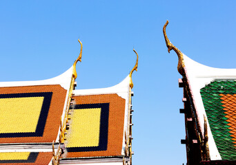 tejados de distinto color frente a frente