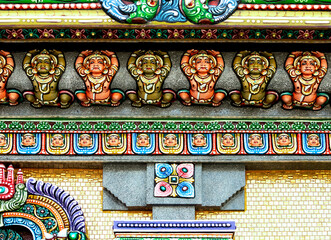 policromada ornamentación en el templo hindú