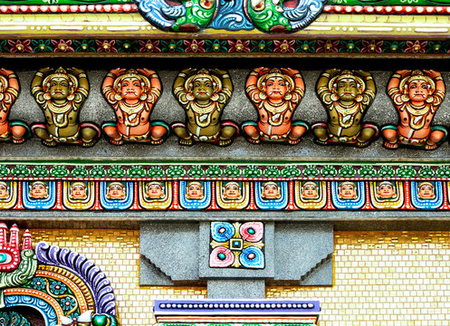 policromada ornamentaci&oacute;n en el templo hind&uacute;