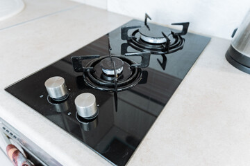 This contemporary gas cooktop features an elegant design and intuitive control knobs, perfect for professional chefs and home cooks who value both style and functionality in their kitchens