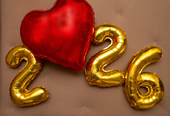 Obraz premium A golden sign with the year 2026 written on it with a heart.