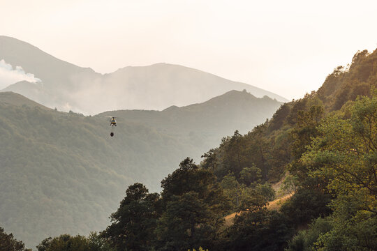 Helicopter assists in fire control at Valle de Somiedo