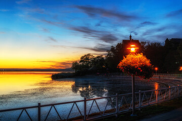 Silhouette vom Schloss Seeburg am Süßen See kurz nach dem Sonnenuntergang