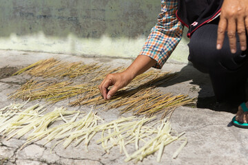 Drying bamboo leaves for traditional tempeh making