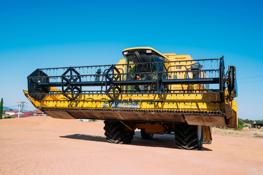 Agricultural machinery in Guadalajara fields