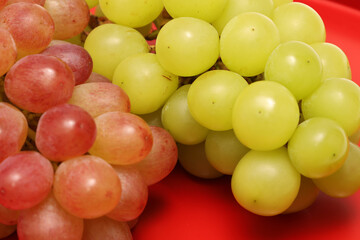 赤背景のブドウ