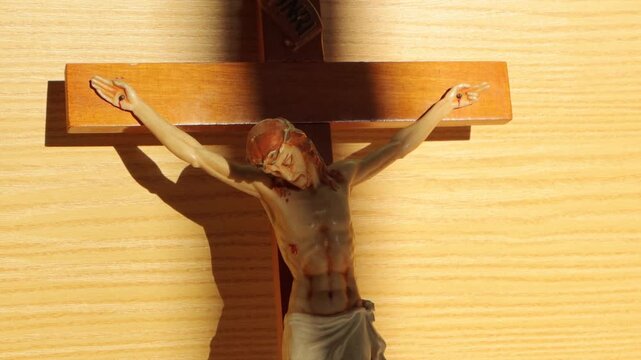 La cruz es un signo de amor que se describe en la fragilidad. Pero a la vez en el amor del Padre que se ofrece en la cruz del hijo