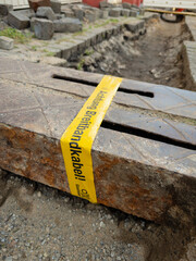 Flatterband mit dem Hinweis auf ein verlegtes Glasfaserkabel an einer Baustelle in Wuppertal,...
