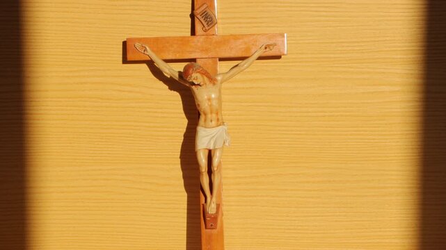 La cruz es un signo de amor que se describe en la fragilidad. Pero a la vez en el amor del Padre que se ofrece en la cruz del hijo