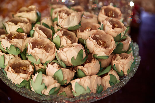 Camafeu de nozes em forminhas de flor para mesa de doces de casamento