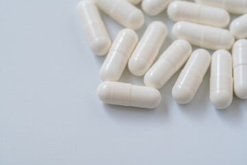 白いカプセル錠剤のシンプルな背景写真