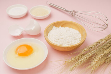 料理・お菓子づくりのイメージ(小麦粉・卵・塩・きび砂糖・麦の穂)・ピンク背景