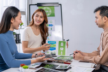 Obraz premium Business team discussing esg sustainability and circular economy