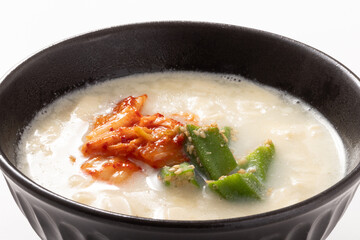 キムチとオクラの胡麻和えを乗せた豆腐スープ