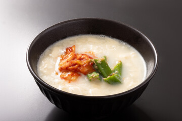 キムチとオクラの胡麻和えを乗せた豆腐スープ