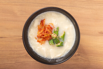 キムチとオクラの胡麻和えを乗せた豆腐スープ