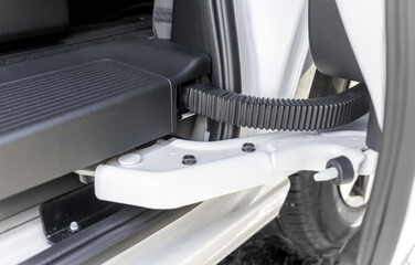 Metal component connecting the vehicle body and sliding door