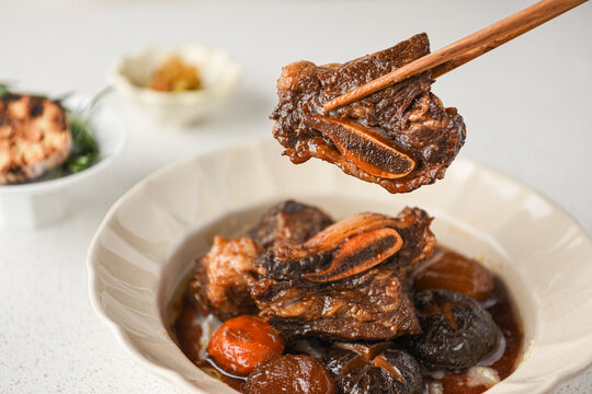 젓가락으로 집어 올린 LA 갈비