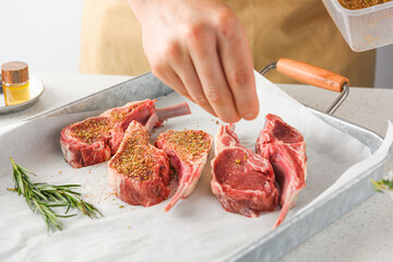 양념을 뿌리고 있는 날 것의 양고기
