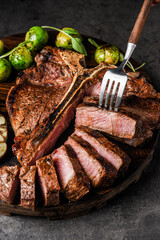 구운 소고기 티본 스테이크 요리