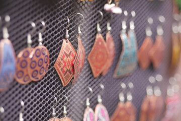 Naklejka premium Colorful earrings displayed at a craft market in autumn
