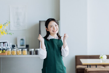 飲食店で働く若い女性