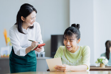 カフェで注文する若い女性