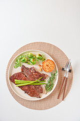 구운 소고기 꽃등심 스테이크 연출이미지