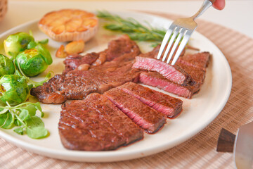 구운 소고기 꽃등심 스테이크 연출이미지