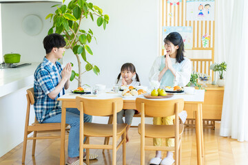 ダイニングで食事する家族