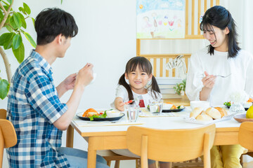 ダイニングで食事する家族