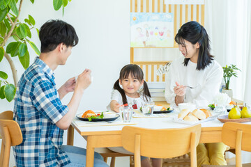 Obraz premium ダイニングで食事する家族