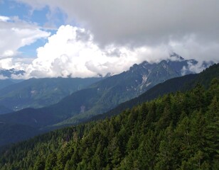 Obraz premium Mountain range with clouds
