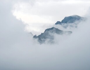 Obraz premium Misty mountain peaks