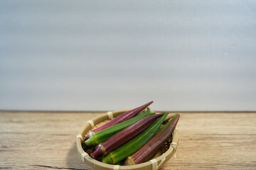 緑と赤紫の夏野菜のオクラ