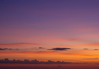 Obraz premium Vibrant sunset sky gradient showcasing a powerful color transition from fiery orange to deep purple twilight