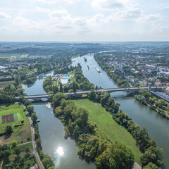 Der Main nahe der unterfränkischen Stadt Kitzingen aus der Vogelperspektive