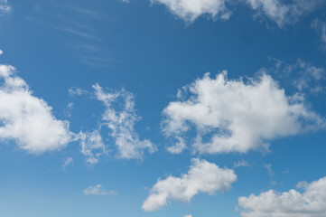雲が浮かぶ美しい青空