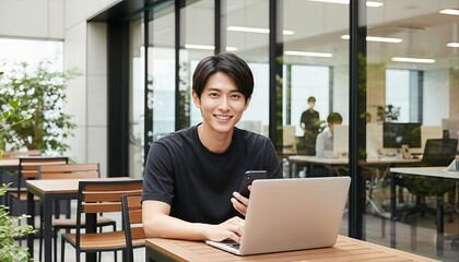 カフェテラスで仕事をするカジュアルな男性