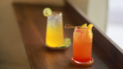 trà đào trên bàn trong quán cafe